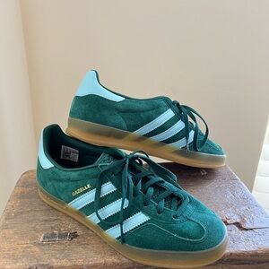 NWBox! Adidas Gazelle Indoor Unisex M6/W7 Collegiate Green/Hazy Sky/Victory Gold